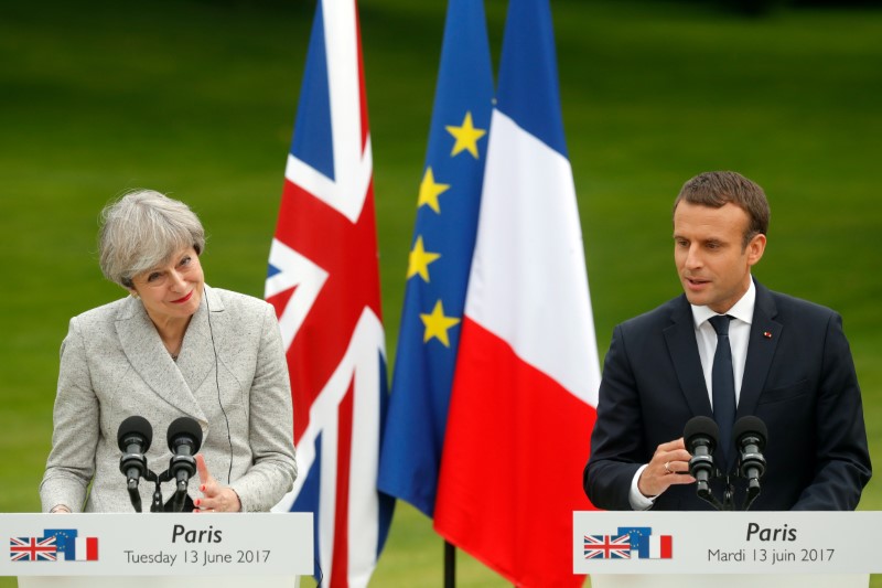 © Reuters. French President Emmanuel Macron and Britain's Prime Minister Theresa May attend a joint press conference at the Elysee Palace in Paris