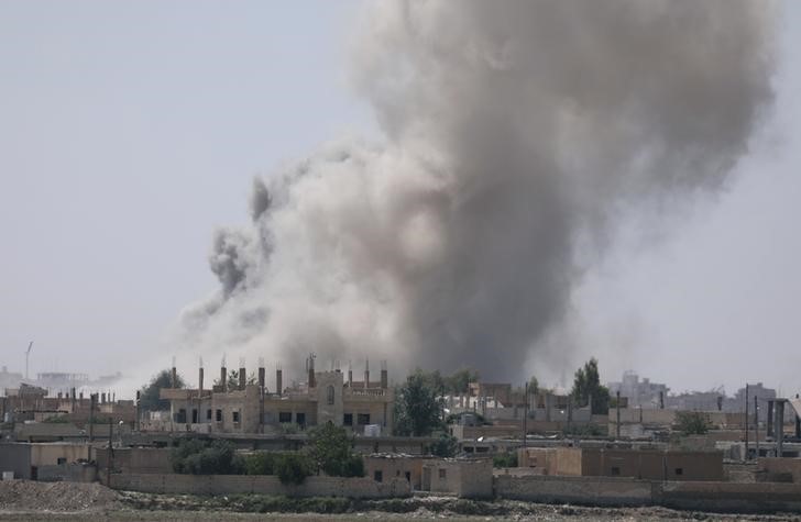 © Reuters. محققون: ضربات التحالف بالرقة السورية تقتل أعدادا مذهلة من المدنيين