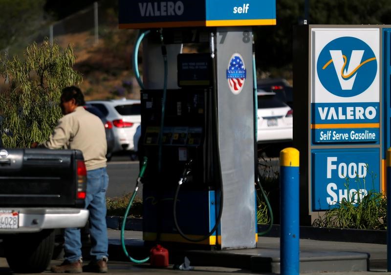 © Reuters. A customer purchases gasoline at a Valero gas station in Encinitas, California