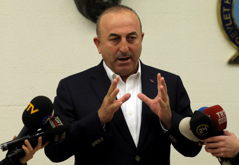 © Reuters. وزير خارجية تركيا يحاول رأب الصدع في جولة خليجية