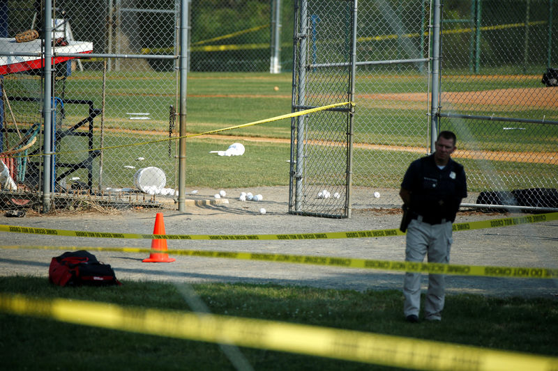 © Reuters. Un hombre dispara a congresistas de EEUU durante una práctica de béisbol
