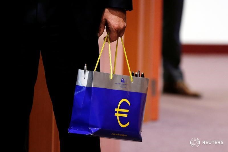 © Reuters. An official holds a bag with the euro logo during a eurozone finance ministers meeting in Brussels