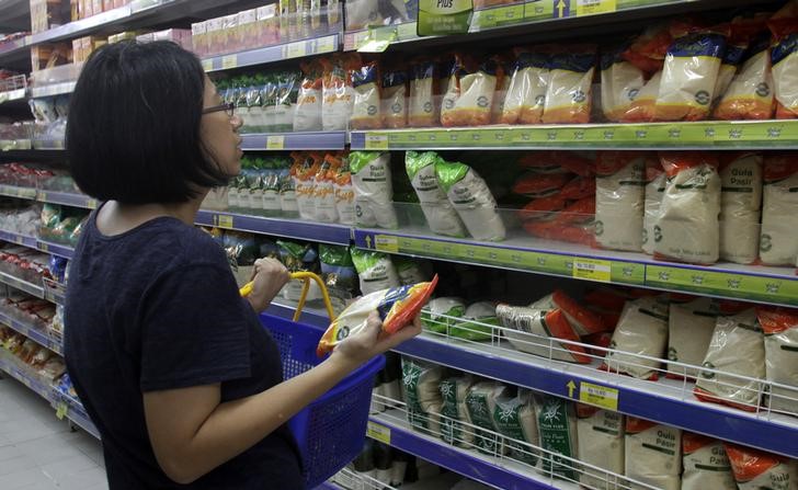 © Reuters. Consumidora examina preços de açúcar em mercado em Jacarta, na Indonésia