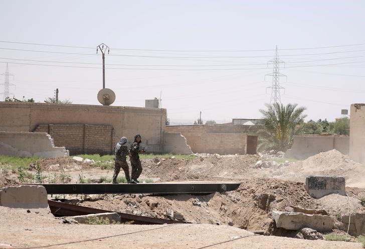 © Reuters. الأمم المتحدة تقول إنها وثقت مقتل 300 مدني في  ضربات للتحالف في الرقة