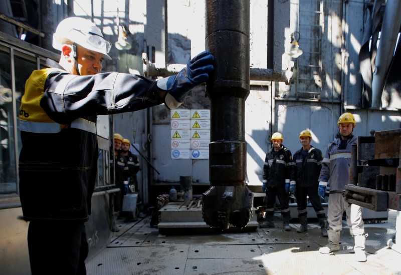 © Reuters. Employee works on drilling rig at Rosneft-owned Prirazlomnoye oil field outside Nefteyugansk
