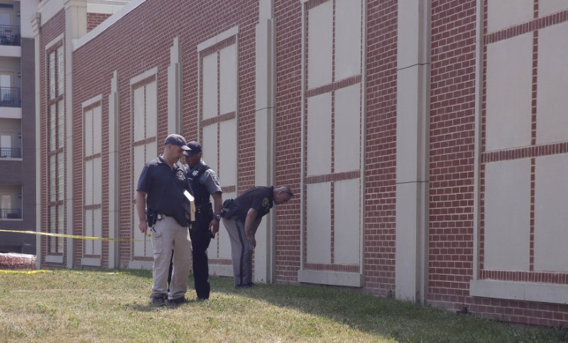 © Reuters. Police investigate shooting scene after a gunman opened fire on Republican members of Congress during a baseball practice near Washington in Alexandria, Virginia