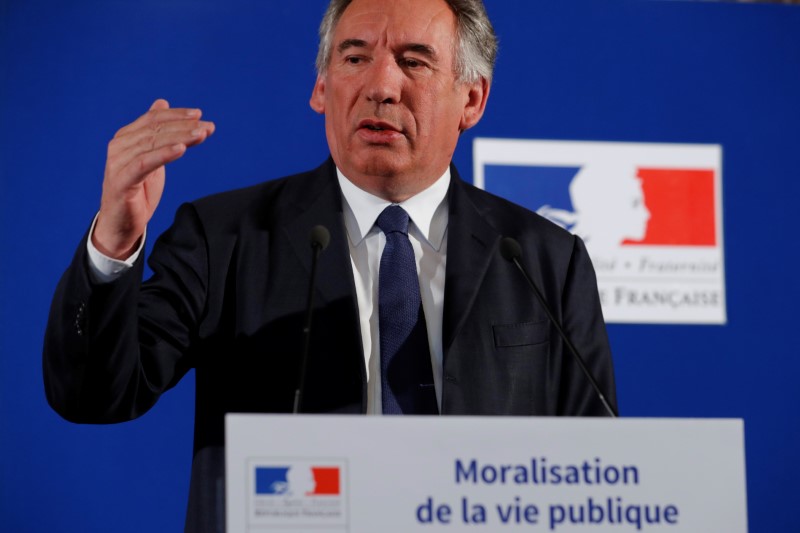 © Reuters. LES FRANÇAIS VONT ÊTRE CONSULTÉS SUR LA LOI MORALISATION