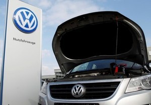 © Reuters. VW ofrecerá 2 años más de garantía en coches diesel pero no devolverá el dinero