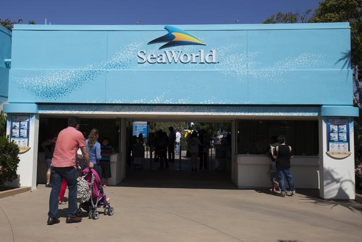 © Reuters. Visitors attend the animal theme park SeaWorld in San Diego, California