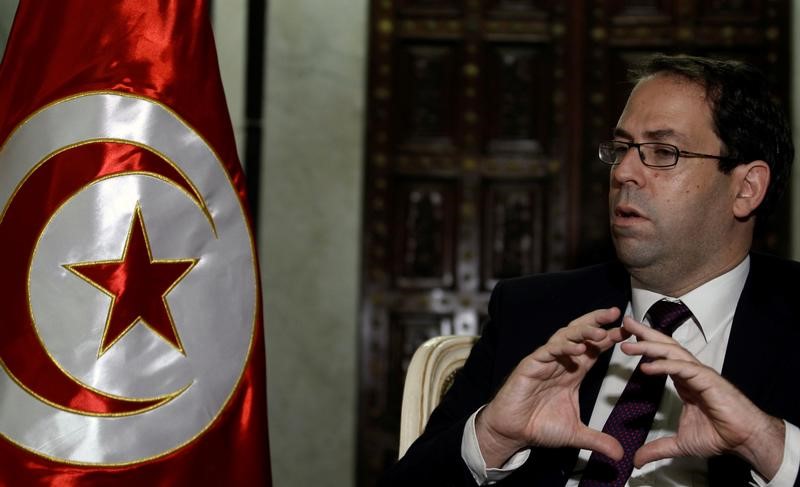 © Reuters. رئيس وزراء تونس يعاقب عشرات المسؤولين بالجمارك ضمن حملة على الفساد