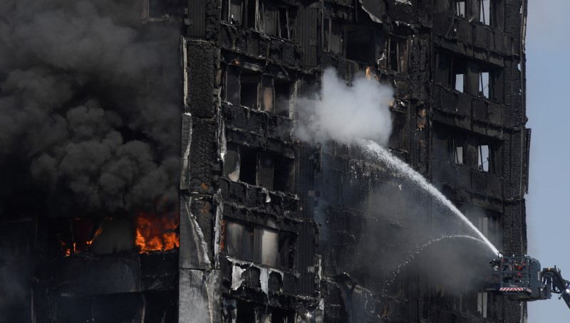 © Reuters. Bombeiros tentam apagar as chamas de incêndio em prédio em Londres