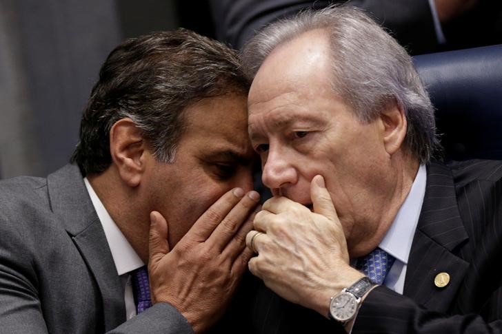 © Reuters. Senador afastado Aécio Neves (PSDB-MG) e ministro do STF Ricardo Lewandowski conversam durante julgamento do impeachment da então presidente Dilma Rousseff