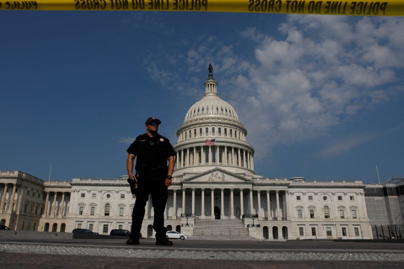 © Reuters. U.S. Capitol Police keep watch on Capitol Hill following a shooting in nearby Alexandria, in Washington