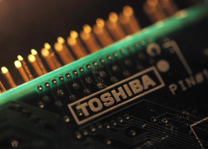 © Reuters. Logo da Toshiba em peça da empresa