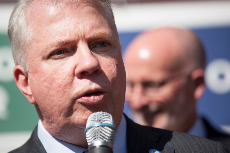 © Reuters. FILE PHOTO: Mayor Ed Murray addresses the crowd during a rally at City Hall after a Seattle City Council meeting in which the council voted on raising the minimum wage to $15 per hour in Seattle