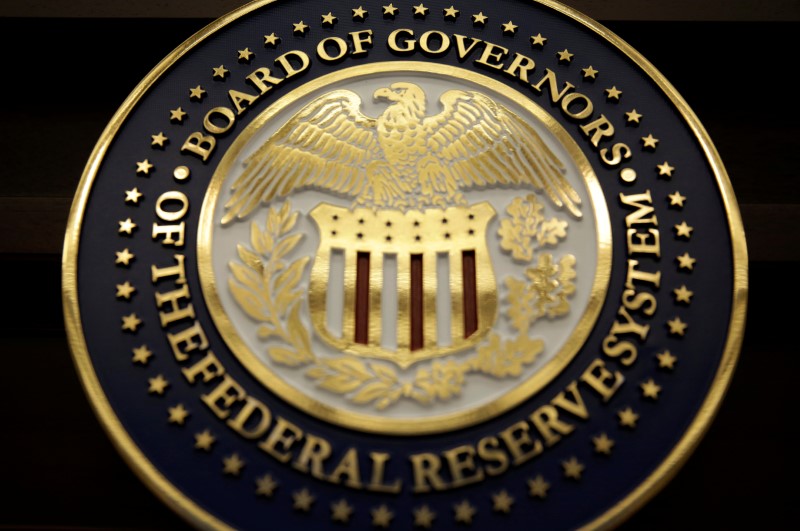 © Reuters. The seal for the Board of Governors of the Federal Reserve System is displayed in Washington