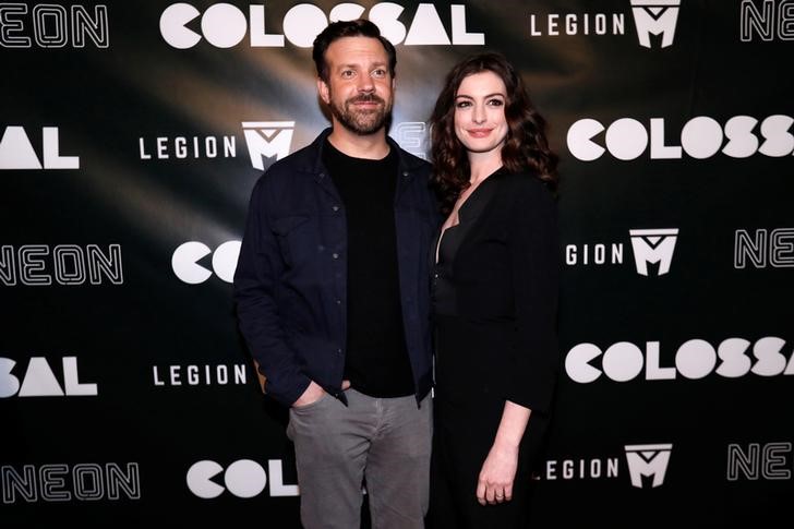 © Reuters. Atores Anne Hathaway e Jason Sudeikis  vão à pré-estreia de "Colossal"