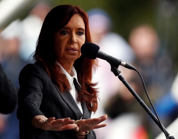 © Reuters. Ex-presidente argentina Cristina Kirchner discursa em Buenos Aires