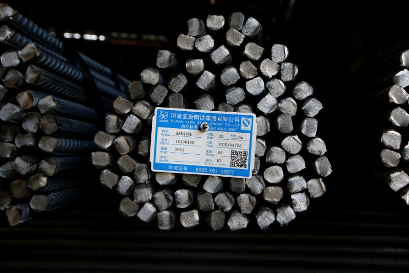 © Reuters. FILE PHOTO: Stacks of rebar await delivery at Shanxi Zhongsheng Iron and Steel in Fenyang