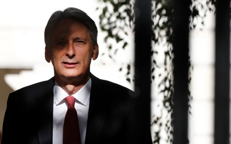 © Reuters. Philip Hammond, Britain's Chancellor of the Exchequer, arrives in Downing Street, in central London