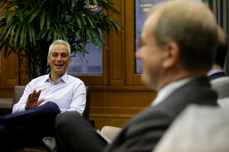 © Reuters. Chicago Mayor Rahm Emanuel speaks with Reuters politics and public finance reporter Dave McKinney during an interview at City Hall in Chicago