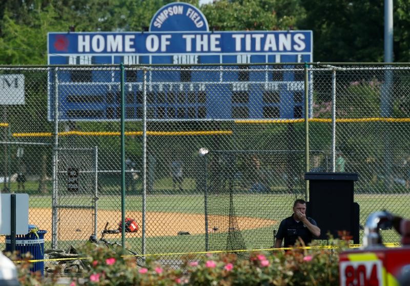 © Reuters. La policía investiga la escena de un tiroteo ocurrido durante una práctica de béisbol, en Alexandria, Virgina, Estados Unidos.