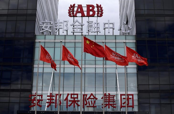 © Reuters. FILE PHOTO: The headquarters building of Anbang Insurance Group are pictured in Beijing