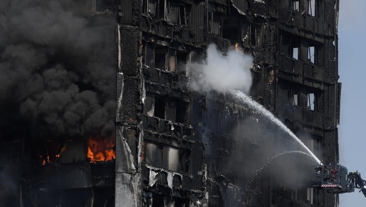 © Reuters. رئيسة فرقة إطفاء لندن: رجال الإطفاء لم يجروا تفتيشا كاملا للبرج المحترق بعد
