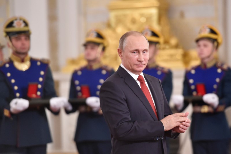 © Reuters. Russian President Putin applauds during the State Prize awards ceremony marking the Day of Russia at the Kremlin in Moscow