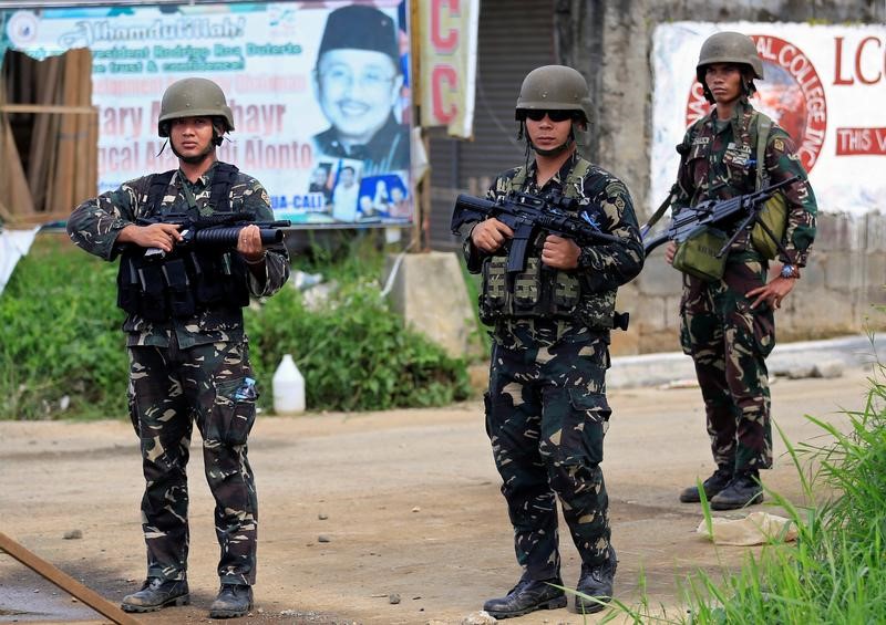© Reuters. سياسي فلبيني: سكان رأوا عشرات الجثث في مدينة ماراوي المحاصرة