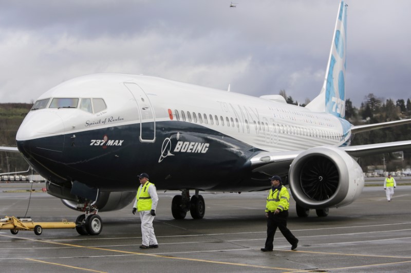 © Reuters. FILE PHOTO: Ground crew members escort a Boeing 737 MAX as it returns from a flight test at Boeing Field in Seattle, Washington