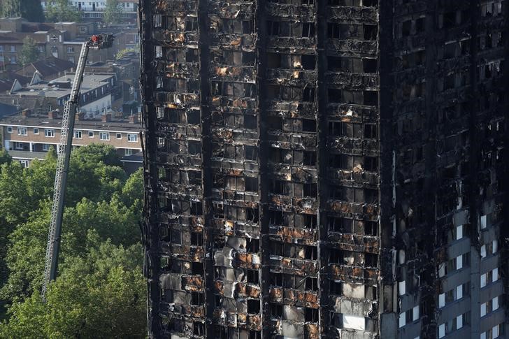 © Reuters. La cifra de muertos en el incendio en un edificio de Londres se eleva a 17
