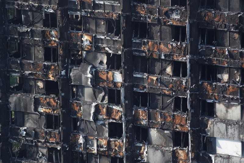 © Reuters. Il grattacielo londinese devastato dalle fiamme