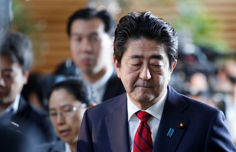 © Reuters. Un ministerio japonés halla documentos que podrían ligar a Abe con escándalo