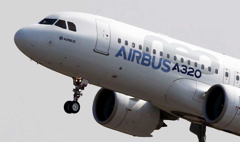 © Reuters. FILE PHOTO: The Airbus A320neo takes off during its first flight event in Colomiers near Toulouse, southwestern France