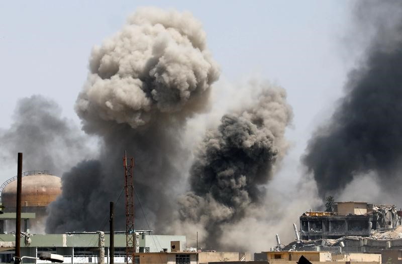 © Reuters. القوات العراقية تقول إنها على وشك تطويق الدولة الإسلامية في المدينة القديمة بالموصل