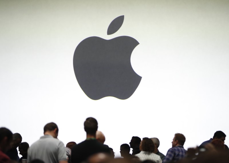 © Reuters. The audience assembles before the start of Apple's annual developer conference in San Jose