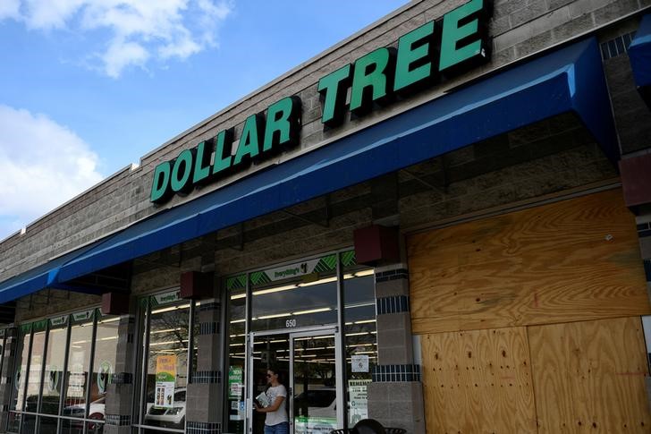 © Reuters. A customer walks out of a Dollar Tree discount store in Austin, Texas