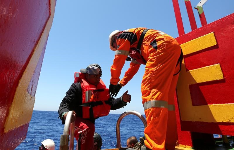 © Reuters. خفر السواحل الإيطالي: سفن إنقاذ تنتشل ألف مهاجر من قوارب قبالة ليبيا