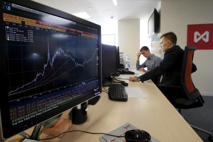 © Reuters. Traders work on floor of Moscow Exchange in capital Moscow