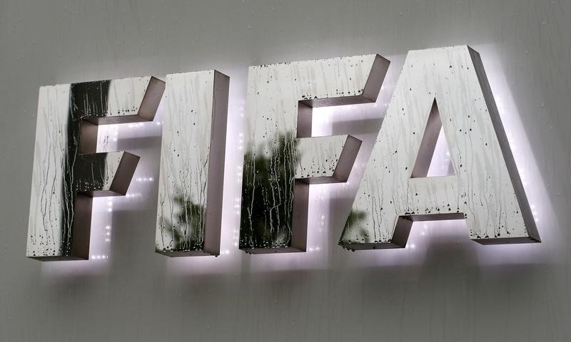 © Reuters. الفيفا سيتعامل بحسم مع احتجاجات اللاعبين على الحكام في كأس القارات