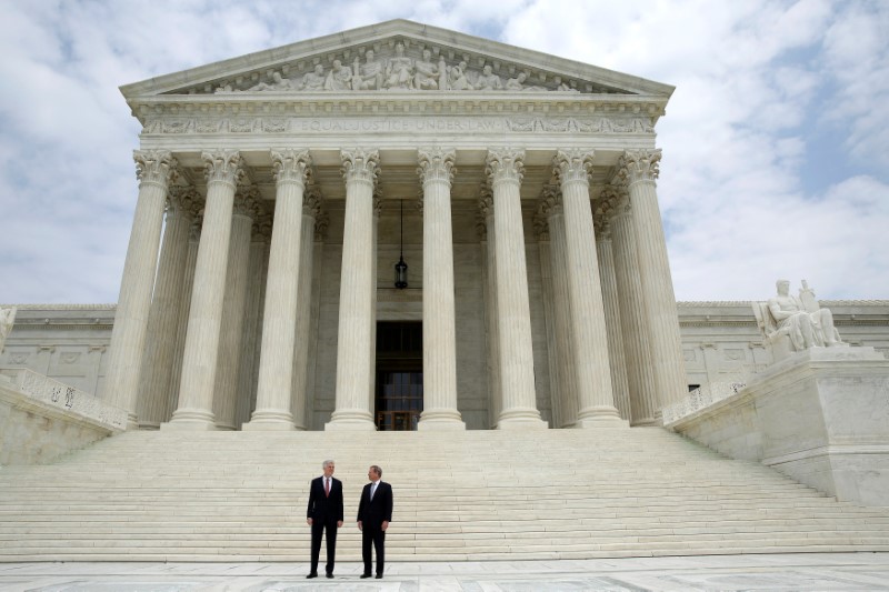 © Reuters. Chief Justice of the United States Roberts stands with associate Justice Gorsuch during his investiture at the Supreme Court in Washington