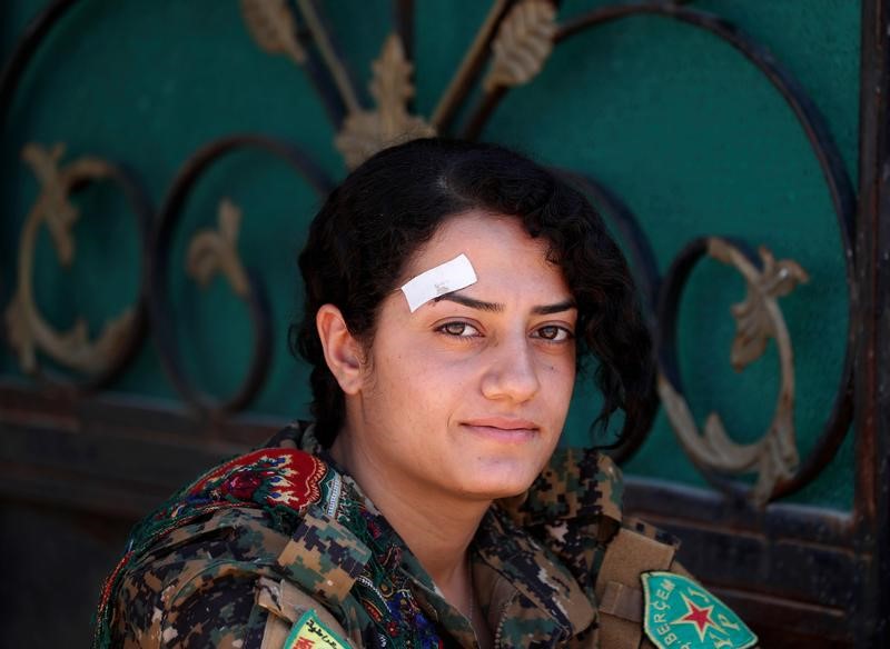 © Reuters. المعنويات مرتفعة بين الأكراد في سوريا مع استمرار معارك الرقة