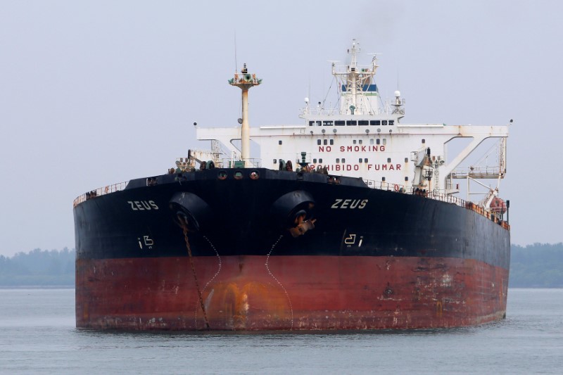 © Reuters. FILE PHOTO: Panamanian-flagged crude oil tanker Zeus anchors at Raffles Anchorage