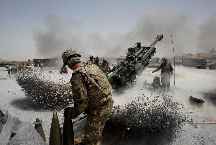 © Reuters. FILE PHOTO - U.S. Army soldiers from the 2nd Platoon, B battery 2-8 field artillery, fire a howitzer artillery piece at Seprwan Ghar forward fire base in Panjwai district