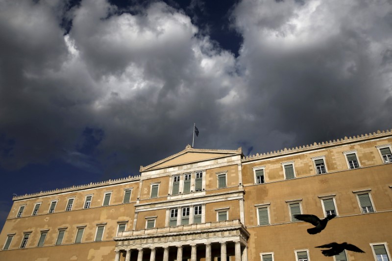 © Reuters. Grecia obtiene 8.500 millones de euros y se perfila un futuro alivio de la deuda