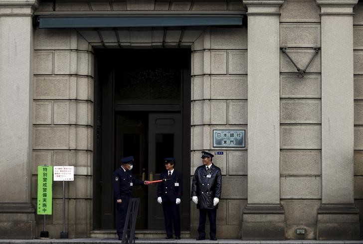 © Reuters. بنك اليابان المركزي يبقي سياسته النقدية دون تغيير