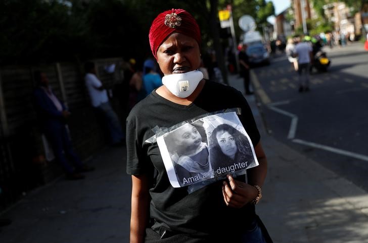 © Reuters. صحيفة: 65 على الأقل في عداد المفقودين أو يخشى مقتلهم في حريق لندن