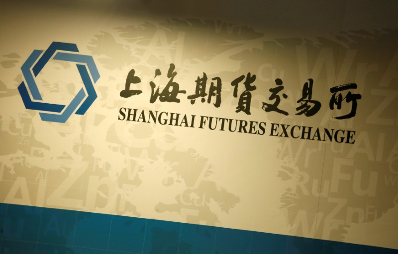 © Reuters. FILE PHOTO: A company logo of Shanghai Futures Exchange is displayed at a booth during LME Week Asia in Hong Kong