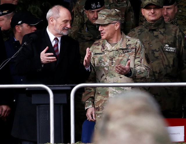 © Reuters. FILE PHOTO: Polish Defence Minister Macierewicz speaks to Commander of U.S. Forces in Europe, General Scaparrotti during U.S.-led NATO troops welcoming ceremony at polygon near Orzysz